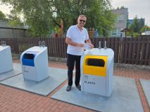 Místo do popelnice radši do aplikace. Darujme textilu druhý život a omezme plýtvání, prosí Středočeský kraj