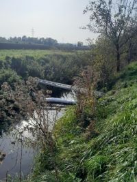 Dvaadvacet víkendových hodin s hasiči: Osoba v míchačce betonu, auto v potoce, požár auta a transport zraněného z nepřístupného terénu