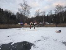 Do Turyňského rybníka se propadli lidé. Nebruslete zde