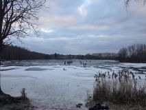 Do Turyňského rybníka se propadli lidé. Nebruslete zde