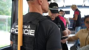 Šestileté dítě s dudlíkem v kočárku. Jeho rodiče za něj nechtěli platit v kladenském buse