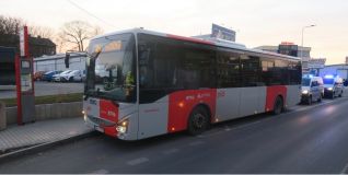 Autobus zabrzdil a muž si zlomil nohu. Policie hledá svědky