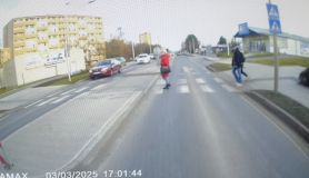 Autobus zabrzdil a muž si zlomil nohu. Policie hledá svědky