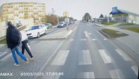 Autobus zabrzdil a muž si zlomil nohu. Policie hledá svědky