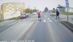 Autobus zabrzdil a muž si zlomil nohu. Policie hledá svědky