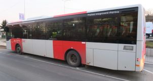 Autobus zabrzdil a muž si zlomil nohu. Policie hledá svědky