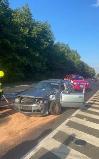 V pondělí odpoledne havarovalo osobní a nákladní auto na výjezdu z Kladna