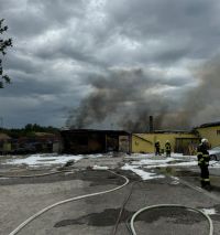 S ohněm u Auto Kelly bojovala stovka hasičů