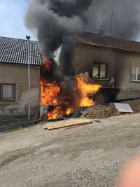 Těžký požár v Brandýsku. Od plynovodu chytnul dům