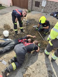 Těžký požár v Brandýsku. Od plynovodu chytnul dům