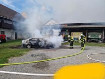 V Tuchoměřicích hořelo auto i garáž