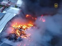 Takto hasiči krotili obří ohěn v prodejně Hecht v Tehovci. Podívejte se na unikátní video z místa požáru