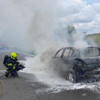Auto v plamenech. U Jedomělic zasahovali hasiči