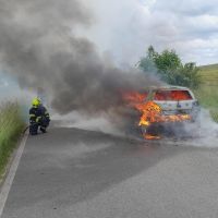 Auto v plamenech. U Jedomělic zasahovali hasiči
