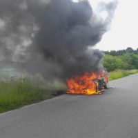 Auto v plamenech. U Jedomělic zasahovali hasiči