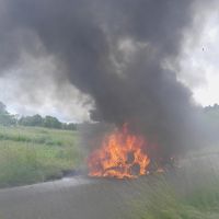 Auto v plamenech. U Jedomělic zasahovali hasiči