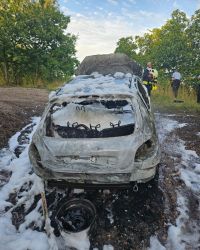 Perné odpoledne hasičů na Kladensku. Hořel elektrický autobus, činžák, auto a tráva