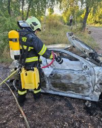 Perné odpoledne hasičů na Kladensku. Hořel elektrický autobus, činžák, auto a tráva