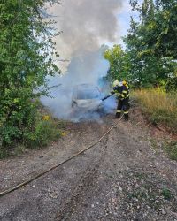 Perné odpoledne hasičů na Kladensku. Hořel elektrický autobus, činžák, auto a tráva