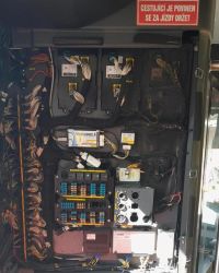 Perné odpoledne hasičů na Kladensku. Hořel elektrický autobus, činžák, auto a tráva