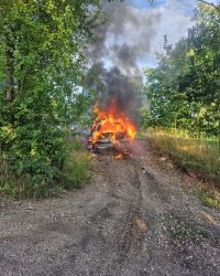 Perné odpoledne hasičů na Kladensku. Hořel elektrický autobus, činžák, auto a tráva