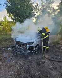 Perné odpoledne hasičů na Kladensku. Hořel elektrický autobus, činžák, auto a tráva