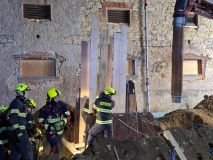 Tragédie ve Svárově. Dělníka zavalil výkop