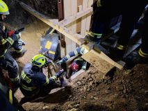 Tragédie ve Svárově. Dělníka zavalil výkop