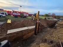 Tragédie ve Svárově. Dělníka zavalil výkop