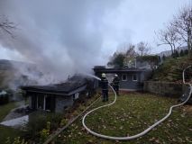 V Hřešicích hořela v neděli ráno chata