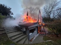 V Hřešicích hořela v neděli ráno chata