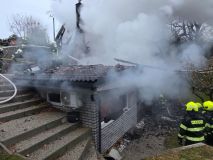 V Hřešicích hořela v neděli ráno chata