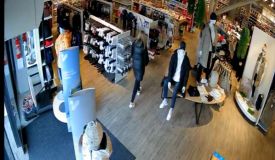 Policie hledá tuto dvojici, navštívila obchodní centrum v Americké