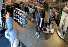 Policie hledá tuto dvojici, navštívila obchodní centrum v Americké