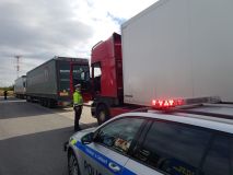 Obrazem: Policisté i na Kladensku kontrolovali nákladní dopravu. Dvě auta měla špatný technický stav, řidiči ale měli vše v pořádku