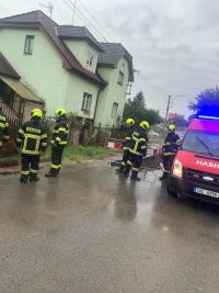 Voda dokáže potrápit i na Kladensku. Ve Stehelčevsi tekla voda ze svahu