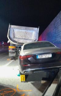 Při střetu osobního automobilu s nákladním na dálnici D8 se zranily čtyři osoby, povolán byl i vrtulník. Nehoda uzavřela provoz na více než dvě hodiny