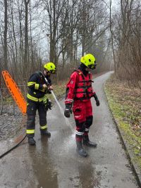 Kladenští hasiči zachraňovali nebohého psa z bahna