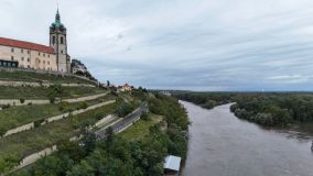 Labe u Mělníku dosáhlo třetího stupeň povodňové aktivity, hasiči staví zábrany