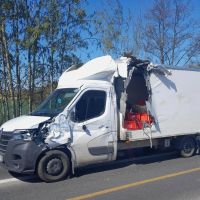 U Slaného se srazila dodávka s náklaďákem