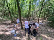 Klienti Červeného kříže Kladno vyklidili z lesa 450 kilo odpadu!