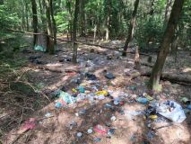 Klienti Červeného kříže Kladno vyklidili z lesa 450 kilo odpadu!