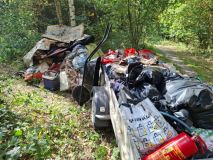 Klienti Červeného kříže Kladno vyklidili z lesa 450 kilo odpadu!