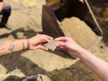 Na Masarykově náměstí ve Slaném objevili archeologové keramiku z 13. století
