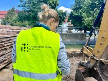 Na Masarykově náměstí ve Slaném objevili archeologové keramiku z 13. století