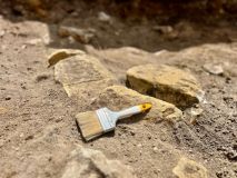 Na Masarykově náměstí ve Slaném objevili archeologové keramiku z 13. století
