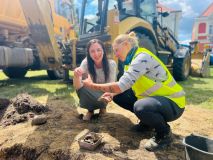 Na Masarykově náměstí ve Slaném objevili archeologové keramiku z 13. století