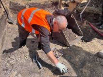 Na Masarykově náměstí ve Slaném objevili archeologové keramiku z 13. století