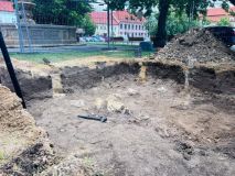 Na Masarykově náměstí ve Slaném objevili archeologové keramiku z 13. století