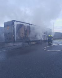 Dálnice z Prahy do Ústí ráno stála. Hořel kamion